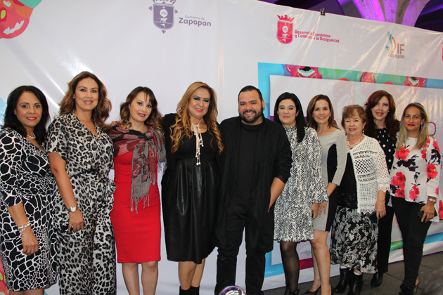 El padrino Benito Santos y un grupo de graduadas