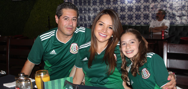 (principa) ENRIQUE VEGA, JENNIFER LONGARES Y ANA VEGA