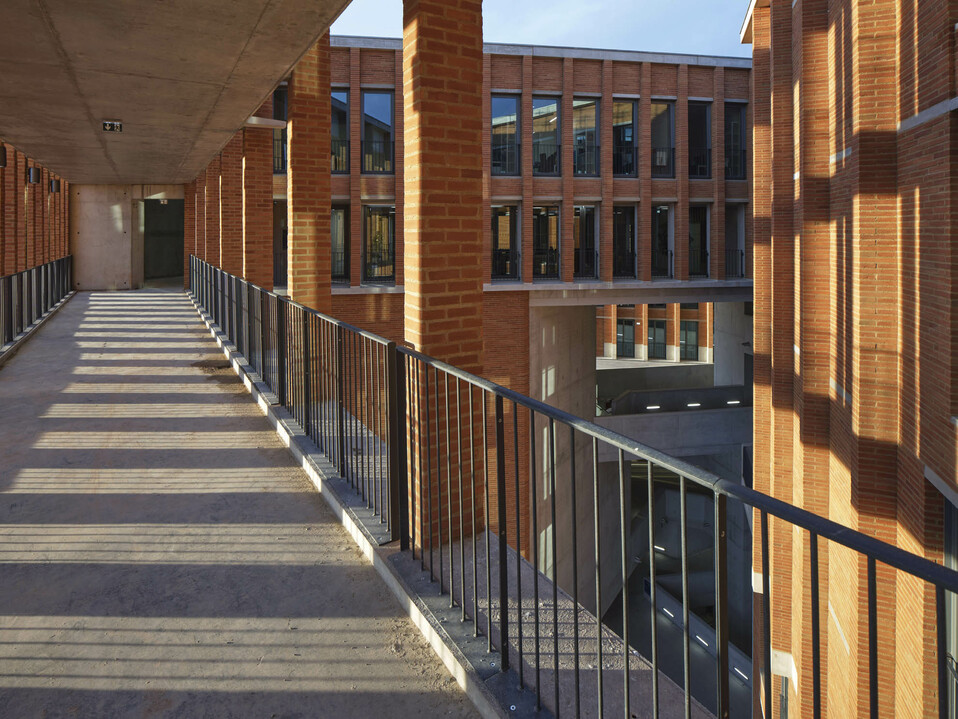 Escuela de Economía. Imagen: Cortesía Dennis Gilbert para Pritzker Architecture Prize