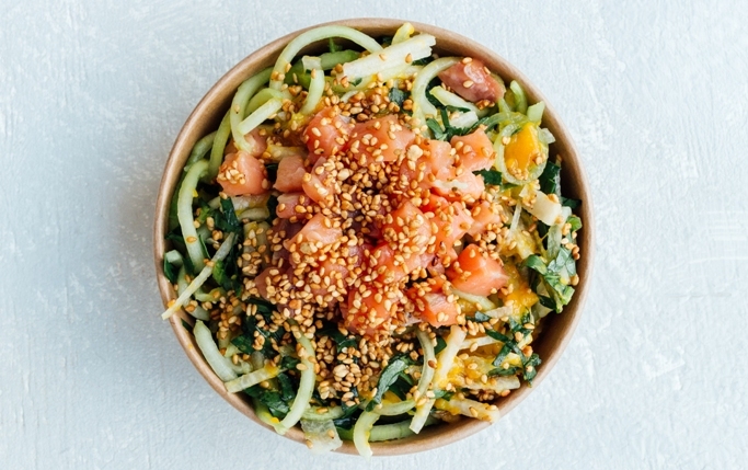Mango Jícama Bowl con spaveggi de pepino, salmón fresco, jícama, entre otros ingredientes. Pídelo en Spaveggie.
