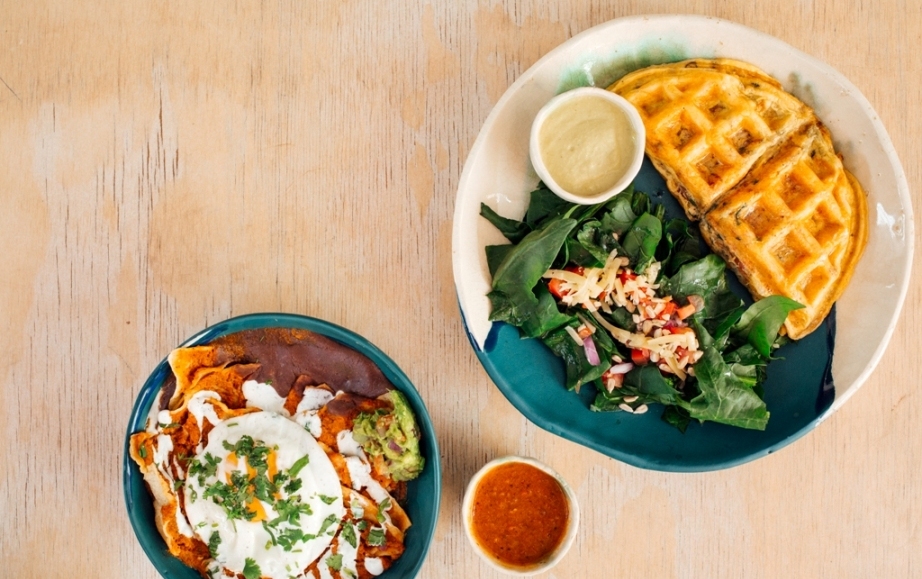 Omelette Waffle con queso, tocino y jamón, y Chilaquiles Light Rojos, dos exquisitas opciones para pedir en Casa Madre.