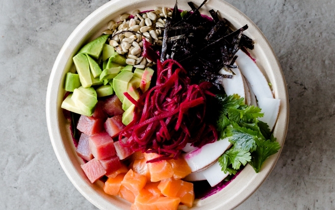 Tiger Bowl con brush de betabel-jocoque, salmón, atún, arroz gohan, quinoa, espinaca baby, aguacate, coco, cilantro, seaweed, semilla de girasol y lec