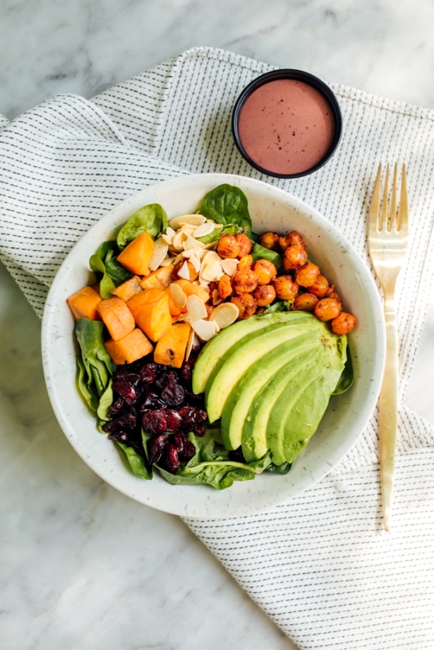 Vegan Bowl con espinaca, camote, aguacate, garbanzo, arándanos y almendras de Common Bowlery.