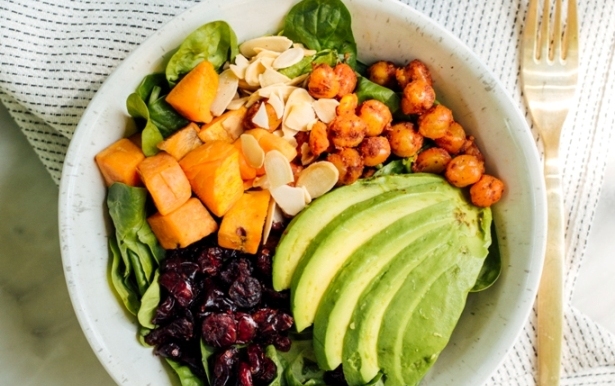 Vegan Bowl con espinaca, camote, aguacate, garbanzo, arándanos y almendras de Common Bowlery.