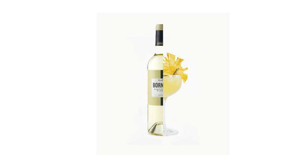 Cóctel El Dorado preparado con Palacio de Bornos Sauvignon Blanc, ginebra Yuzu Sake  y piña.
