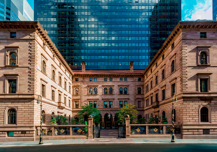 Lotte New York Palace. No tardarás en reconocerlo, pues apareció en diversas escenas por tratarse del edificio donde vivía Serena en Gossip Girl.