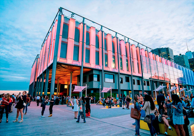 Pier 17. Se encuentra en la zona de Seaport District y es el proyecto que incluye las nuevas oficinas y estudios de ESPN y un rooftop con vista a Broo