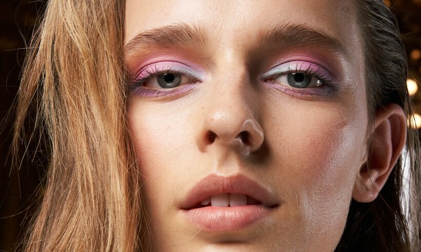 Lo vimos en las pasarelas de Balmain y Marc Jacobs, también en la aclamada serie de HBO, Euphoria: los colores pasteles serán los protagonistas de tu