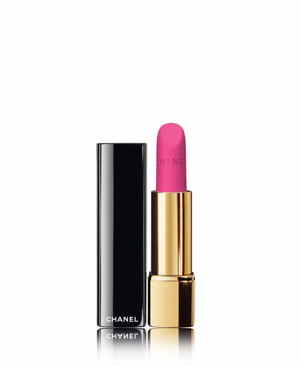 ¿No estás segura de qué tono usar? Te recomendamos un fucsia brillante en acabado mate, como este de Chanel.