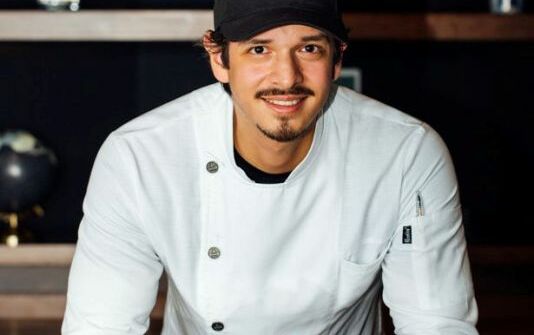 David Hernández, chef detrás de la creación de KUA, restaurante de cocina abierta que cambia su menú cada 15 días.