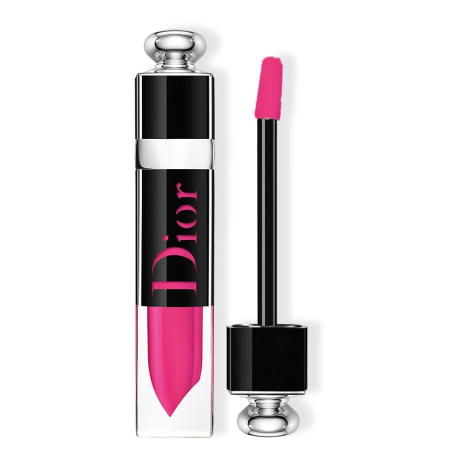 Puntos extras si combinas tu blush con este romántico color, y todavía mejor si te atreves a portar un total look.