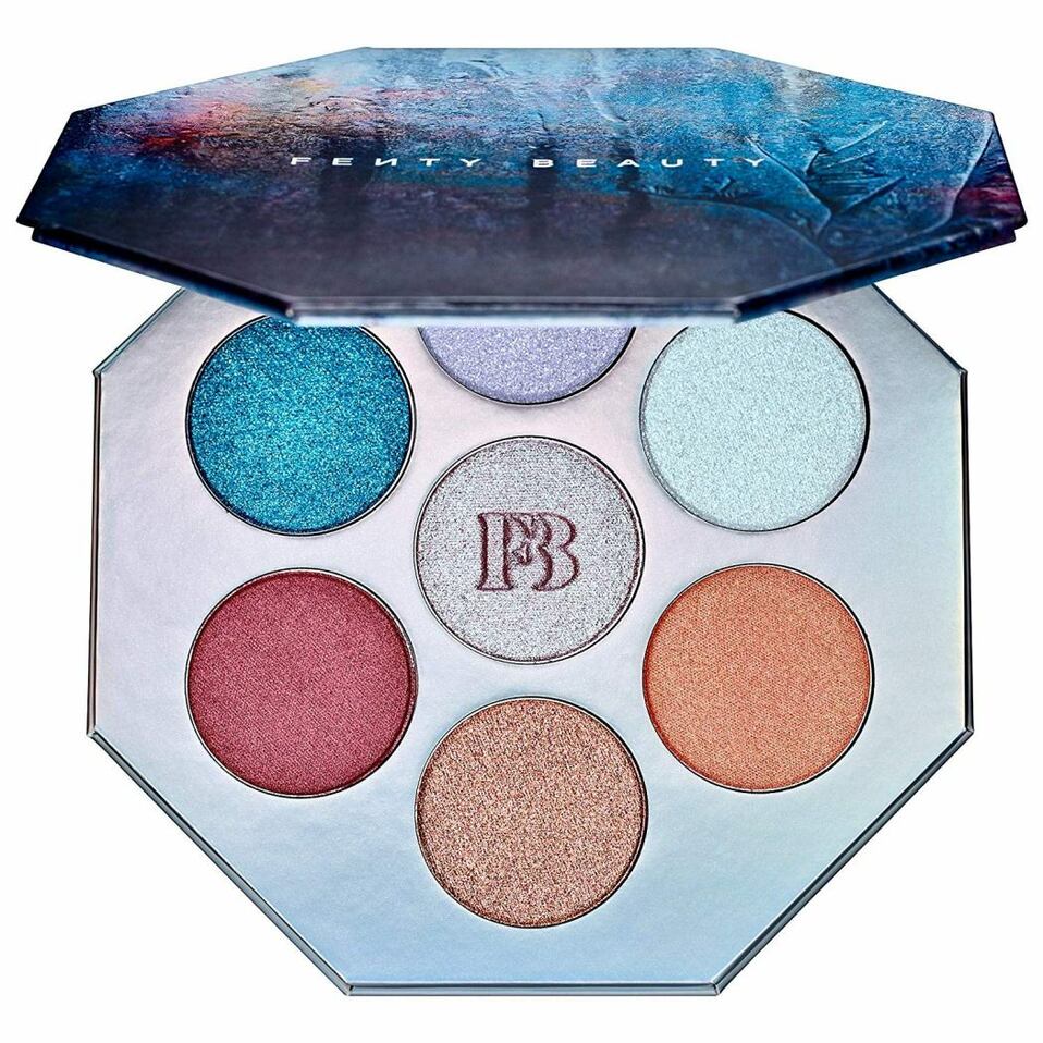 Desde sombras ligeras para lograr un efecto smokey, hasta delineadores para un cat-eye fuera de lo común, los tonos lavanda, menta, celeste y rosa pas