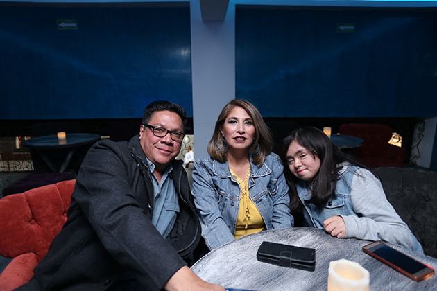 JESÚS APREZA, ELIZABETH ISLAS Y CAMILLA ISLAS