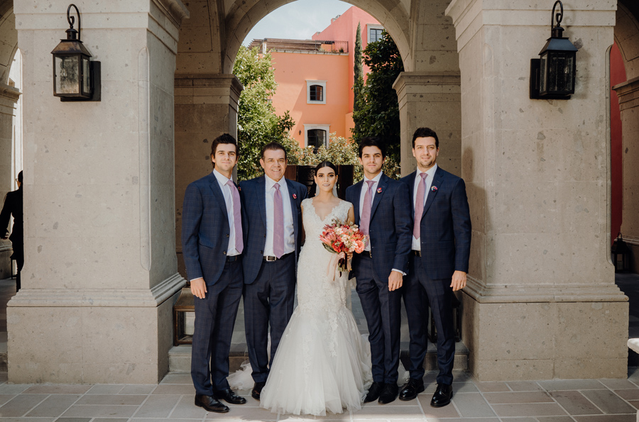 La novia con su papá y hermanos
