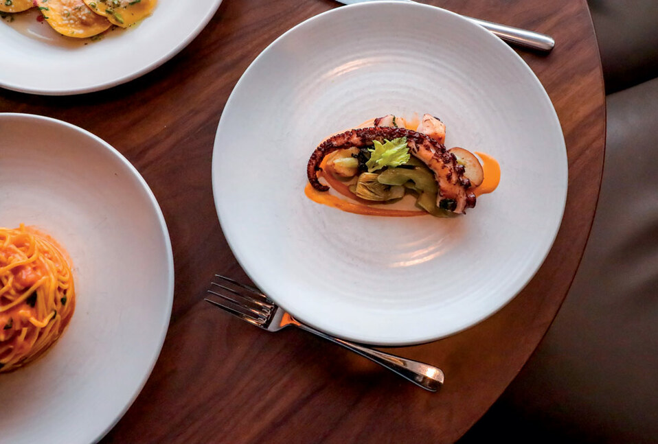 Scapetta. Parte del hotel The James, tiene al chef mexicano Jorge Espinoza a cargo y un exquisito toque italiano. El lugar indicado para una cena romá