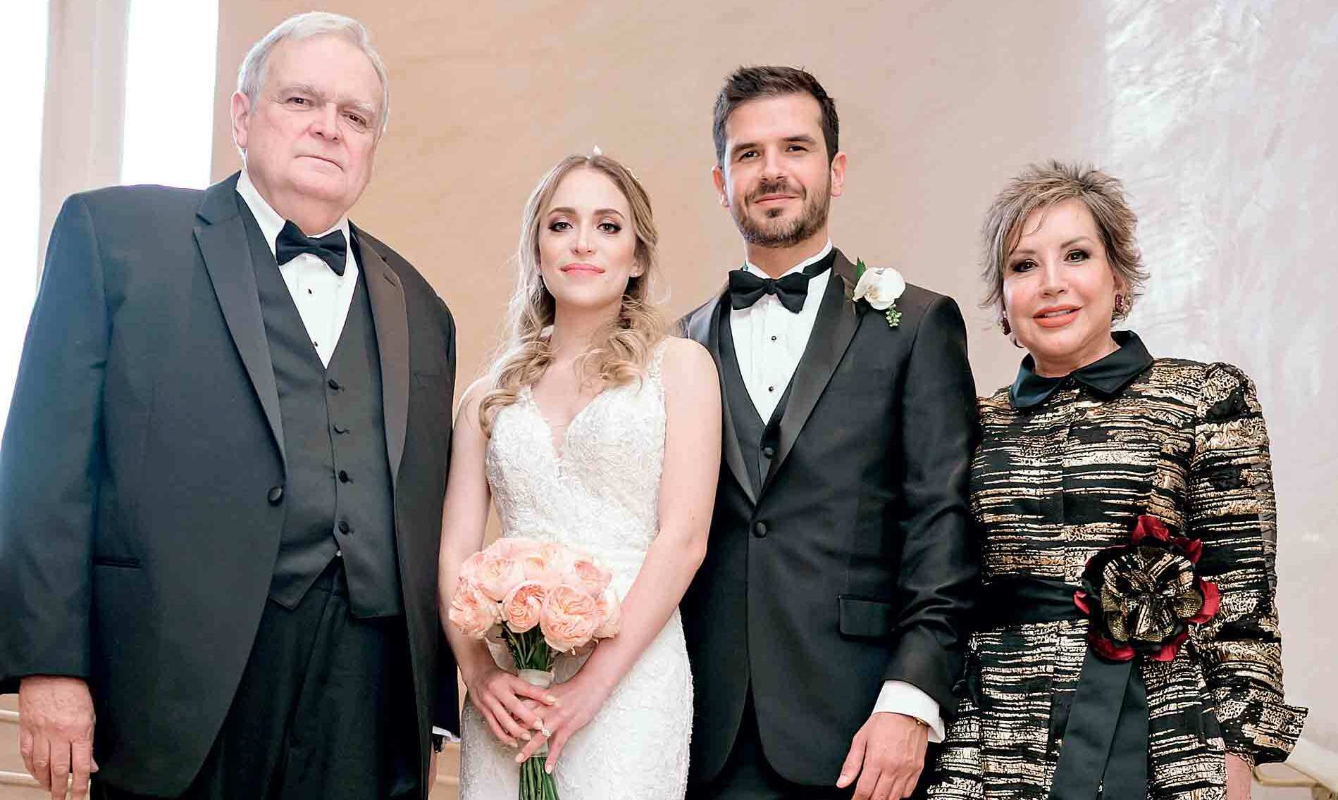 La pareja acompañada de los papás del novio