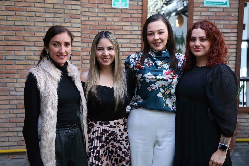 Muy contentas