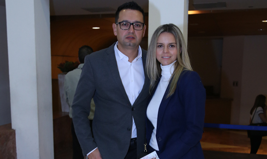 Asisten a charla