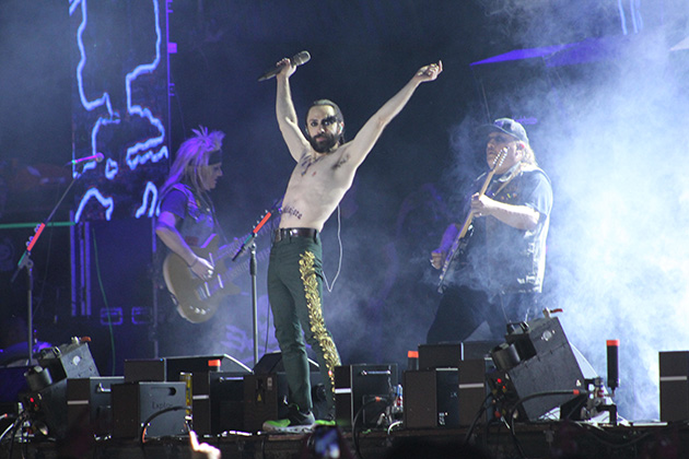 Moderatto en escena llenado de buena vibra el show