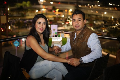 Patricia Muñoz y Jovanni Cervantes cenando en Sushi Roll