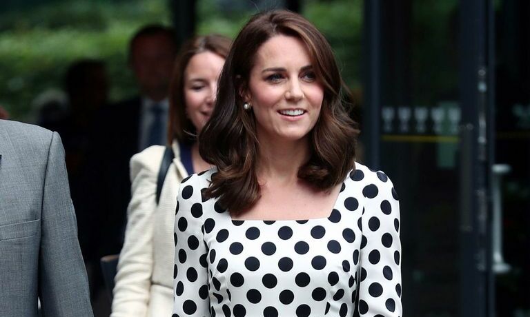 Kate no tiene miedo al color, ni a los estampados, pero las siluetas sobrias son las que se mantienen constantes  en su estilo.