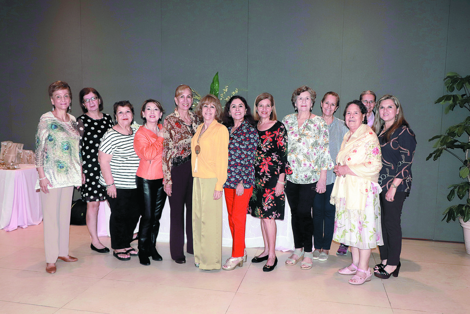 Angélica Macías acompañada de sus amigas