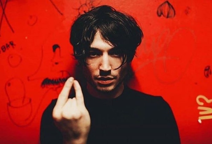 Ezra Miller asfixia a una de sus fans en un lugar público