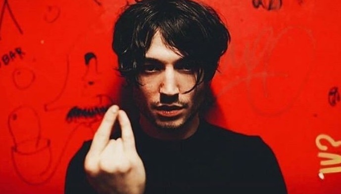 Ezra Miller asfixia a una de sus fans en un lugar público