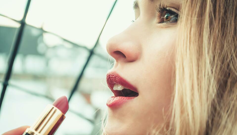 Las tendencias de maquillaje del 2020 pueden ser resumidas en una palabra: divertidas (Foto: Unsplash)
