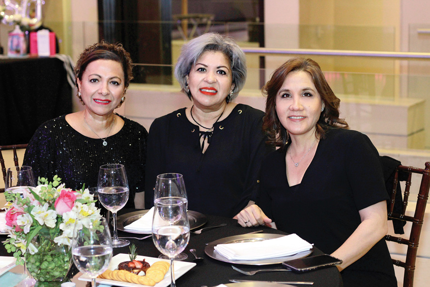 Susy Velázquez, Myrna Velázquez y Lulú Pérez / José Chang