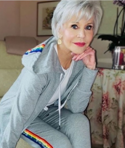 Los tracksuits de Jane Fonda están diseñados con un arcoíris (Foto: Instagram)