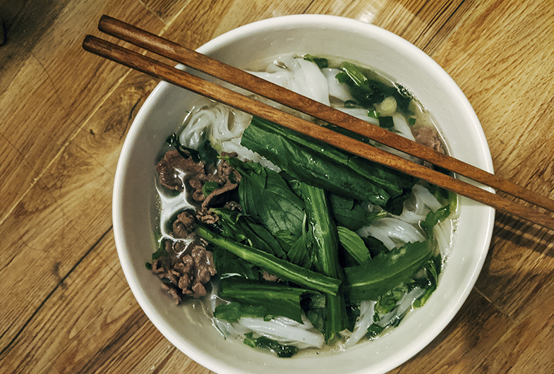 Pho. Es parecido al ramen japonés, pero se originó en Vietnam como comida callejera. Es una sopa de fideo, vegetales, pollo o res y mucho jengibre.