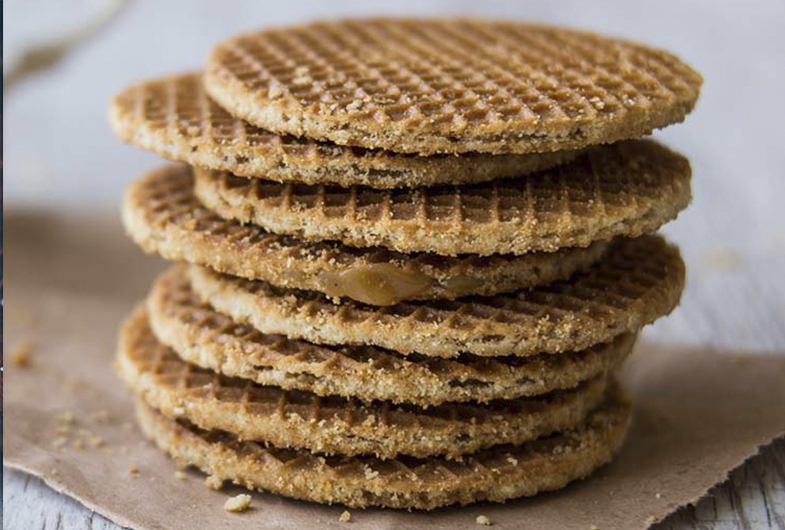 Stroopwafel. Esta galleta con relleno de caramelo surgió en Holanda cuando los panaderos no sabían qué hacer con las sobras. Simples y deliciosas.