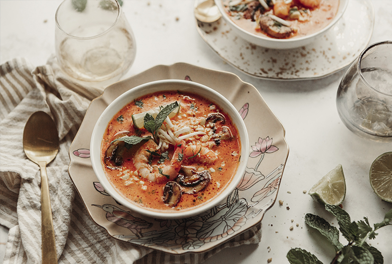 Tom Yum. Esta sopa es una de las favoritas en la cocina de Tailandia.  La receta es simple , lleva leche de coco, mariscos y hierbas.