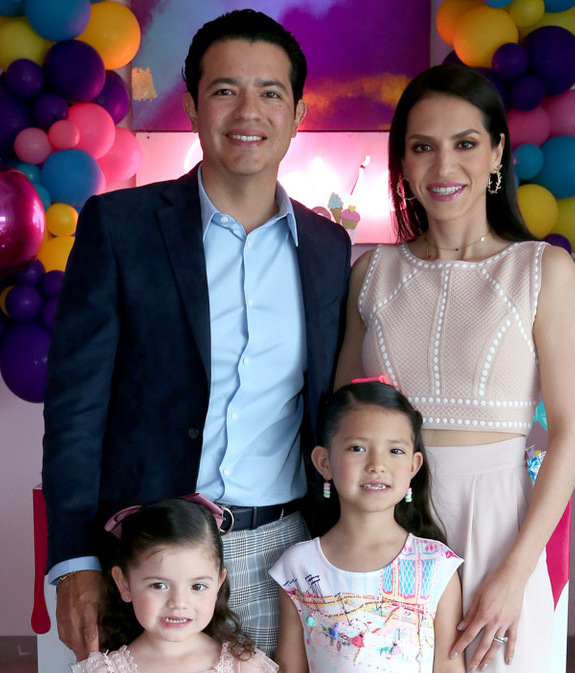 Julio, Marcela, Renata y María disfrutan de la fiesta de ensueño
