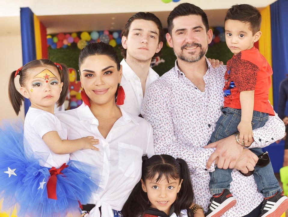 María Renée, Javi y Maritere fueron festejados por sus papás y hermano (Fotos: Maqueda Peques).