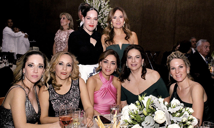Lili Jiménez de Ramos, Vero Garza de Romero, Ana Lucía Galán de Coss, Maru Strozzi de Melo, Paola González de Pepi, Tata Riddle de Vázquez e Ivonne Es