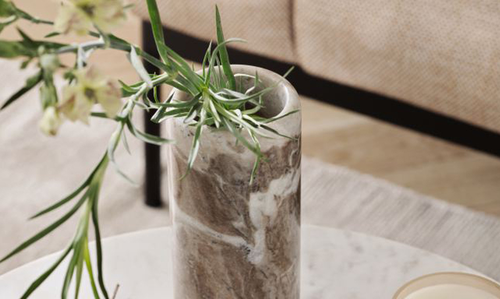 Si vas a regalar flores no olvides un florero con mucho estilo. Este lo puedes encontrar online en H&M Home.