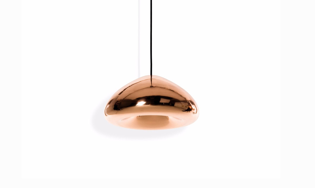 Tom Dixon no puede quedar fuera de los must, esta lámpara rosa metálico será el regalo perfecto para mamá. Pídela online.