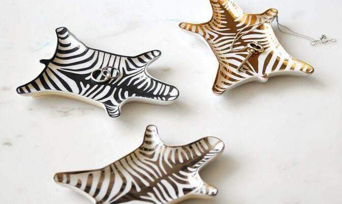 Estos pequeños platos de cerámica de Jonathan Adler son ideales para colocar anillos o llaves. Consíguelo online.