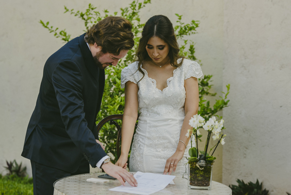 La pareja durante la ceremonia / Pepe Naranja