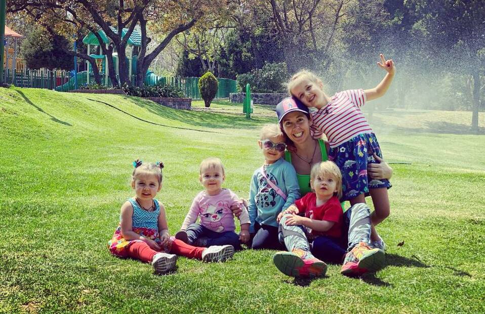 Giovanna Acha con sus 5 hijos (Foto: Instagram).