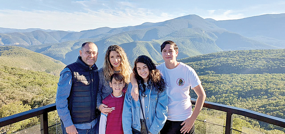 César Saavedra, Melissa Zozaya De Saavedra, Alex Saavedra, Melissa Saavedra y César Saavedra
