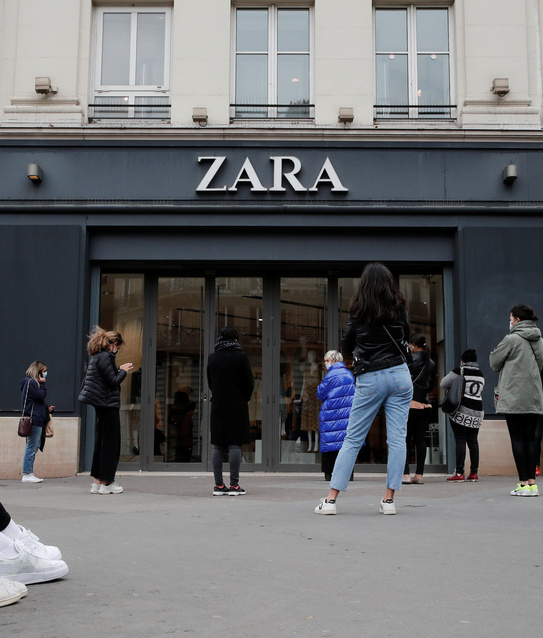 Zara abre sus puertas ¡y se hacen filas interminables! (Foto: Reuters)