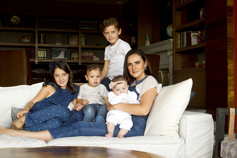 1. Angélica Venegas y sus hijos. Foto por Cecilia Moreno.
