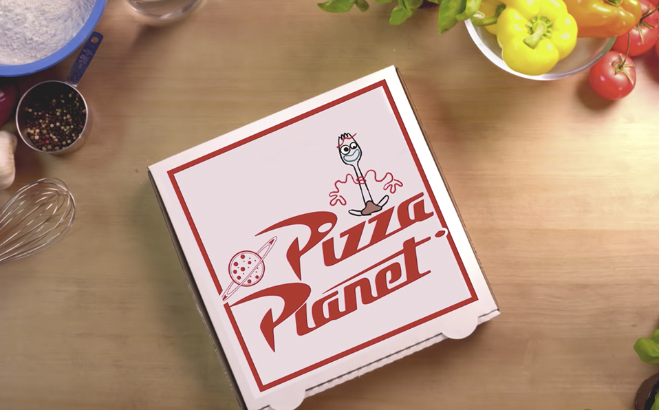 Descubre cómo hacer Pizza Planeta de Toy Story junto a Forky y muchas recetas más en Cooking With Pixar.