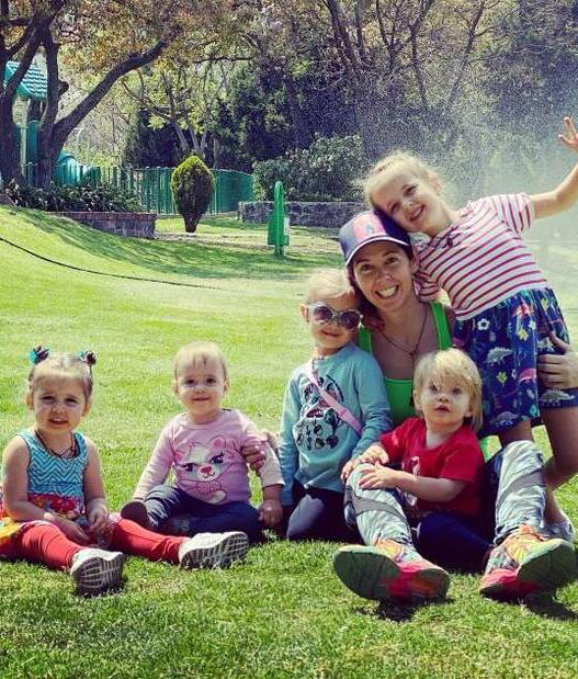 Giovanna Acha con sus 5 hijos (Foto: Instagram).