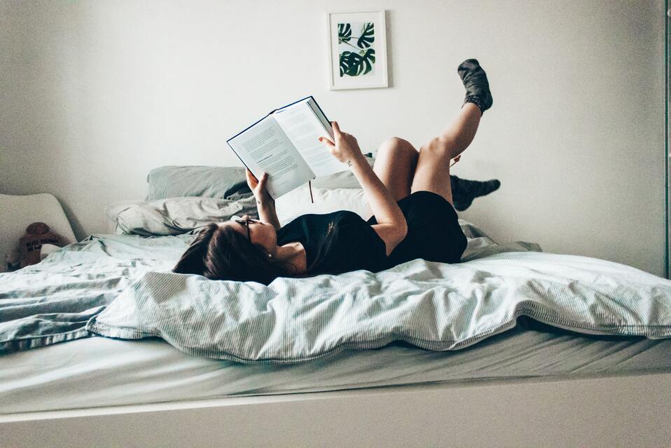 Leer un libro es una de las recomendaciones para relajarnos y dormir placenteramente.