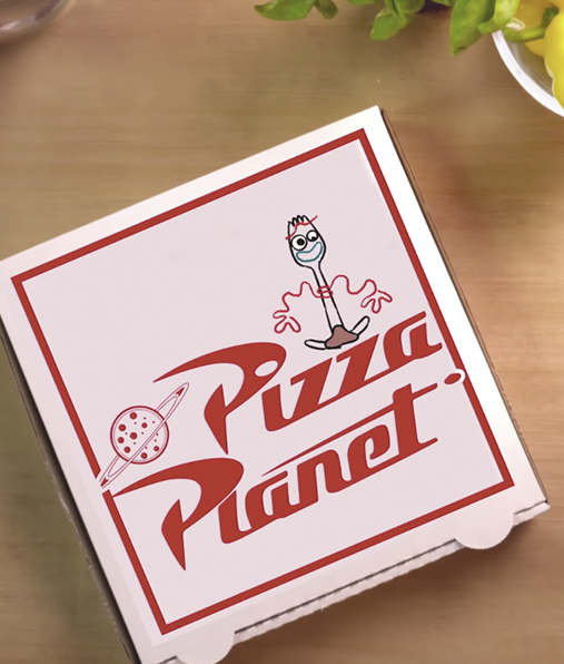 Descubre cómo hacer Pizza Planeta de Toy Story junto a Forky y muchas recetas más en Cooking With Pixar.