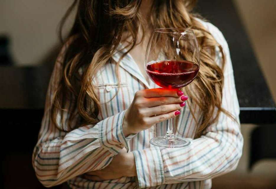 Disfruta de un buen vino en la comodidad de tu casa.